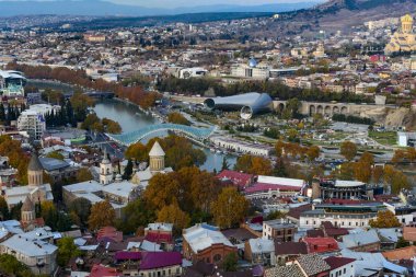 Tiflis, Gürcistan Gün batımında eski bir kasaba, Mtkvari nehri ve Barış Köprüsü manzarası.