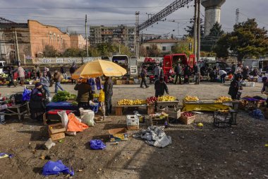 Tiflis, Georgia İstasyon Meydanı 'ndaki işlek meyve ve sebze pazarı.