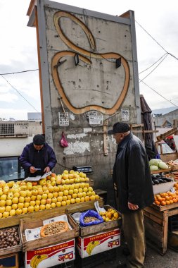 Tiflis, Georgia İstasyon Meydanı 'ndaki işlek meyve ve sebze pazarı.
