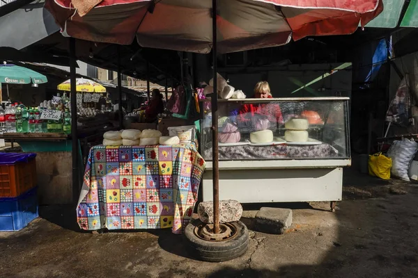 格鲁吉亚第比利斯 一名妇女在车站广场繁忙的蔬果市场上出售奶酪 — 图库照片