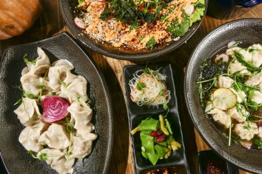 Wonton Çorbası, hamur tatlısı, Poke Bowl ve Asya salatası gibi Asya yemekleri..