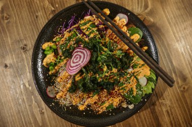 Bir tabak Asya Poke Kabı..