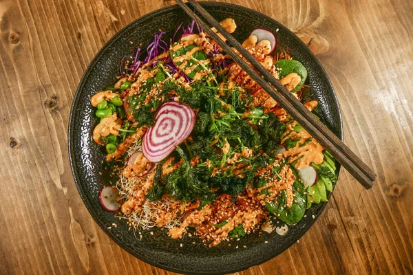 Bir tabak Asya Poke Kabı..