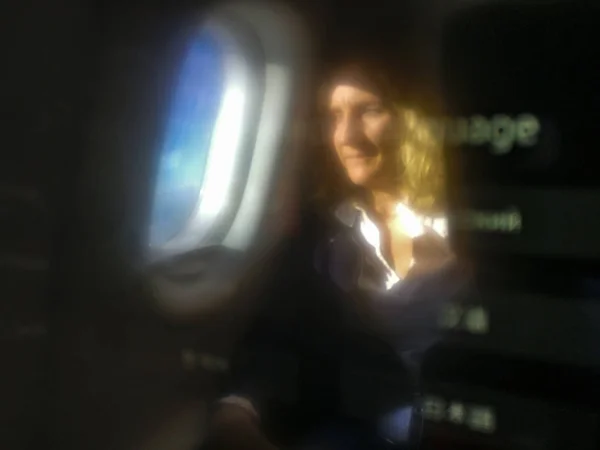 Estambul Turquía Una Mujer Avión Reflejado Pantalla Del Televisor Asiento —  Fotos de Stock