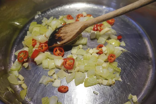 Estocolmo Suecia Chiles Picantes Cebollas Fritos Una Sartén — Foto de Stock