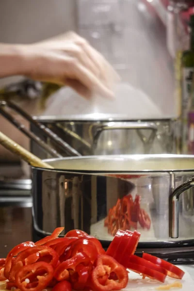 Estocolmo Suecia Una Olla Humeante Una Sartén Estufa Con Pimientos —  Fotos de Stock