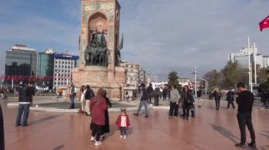 İstanbul, Türkiye 30 Kasım 2019 Namaza / duaya doğru yürüyen insanlar