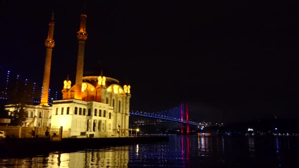 土耳其伊斯坦布尔博斯普鲁斯桥下的Ortakoy清真寺 正式名称为7月15日烈士桥 非正式名称为第一桥 — 图库视频影像