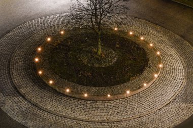 Stockholm, İsveç Liljeholmen 'de bir trafik çemberi Lucia Günü, 13 Aralık, yılın en kısa ve karanlık günü mumlarla aydınlatılır..