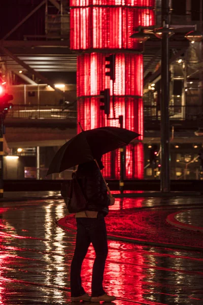 스웨덴 스톡홀름 세일러 통에서 비를맞고 우산을 — 스톡 사진