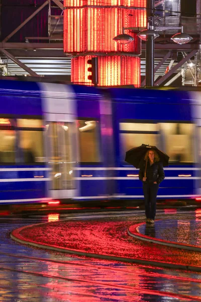 Stockholm Švédsko Žena Deštníkem Dešti Sergelse Torga Městskou Tramvají — Stock fotografie