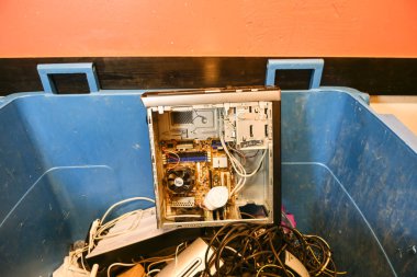 Stockholm, İsveç. Bir kümes binasında elektronik ve elektrik atığı toplamak için bir çöp odası..