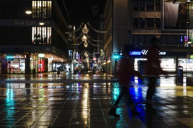 Stockholm, İsveçli yayalar Noel sabahı Drottninggatan 'da