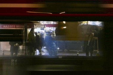 Stockholm, İsveç Noel alışverişçileri Liljeholmen tramvay durağında