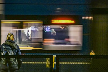 Stockholm, İsveç Noel alışverişçileri Liljeholmen tramvay durağında