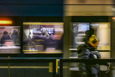 Stockholm, İsveç Noel alışverişçileri Liljeholmen tramvay durağında