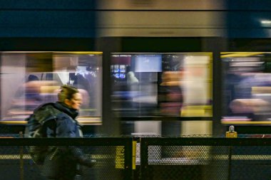 Stockholm, İsveç Noel alışverişçileri Liljeholmen tramvay durağında