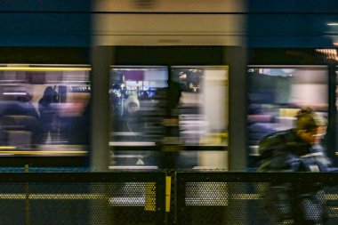 Stockholm, İsveç Noel alışverişçileri Liljeholmen tramvay durağında