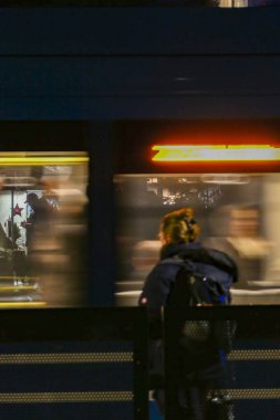 Stockholm, İsveç Noel alışverişçileri Liljeholmen tramvay durağında