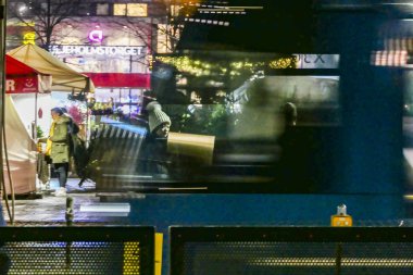 Stockholm, İsveç Noel alışverişçileri Liljeholmen tramvay durağında