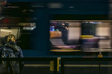Stockholm, İsveç Noel alışverişçileri Liljeholmen tramvay durağında