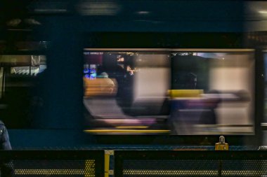 Stockholm, İsveç Noel alışverişçileri Liljeholmen tramvay durağında