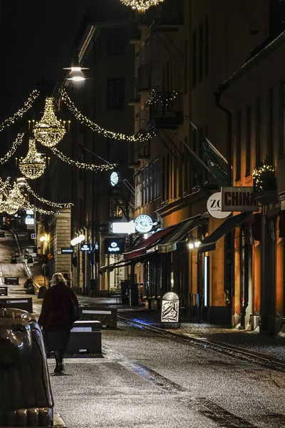 Stockholm Svédország Egy Magányos Gyalogos Drottninggatan Kora Reggel Karácsonykor — Stock Fotó