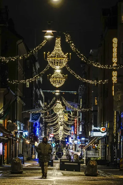 Stockholm Svédország Egy Magányos Gyalogos Drottninggatan Kora Reggel Karácsonykor — Stock Fotó