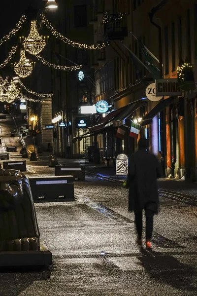 Stockholm Svédország Egy Magányos Gyalogos Drottninggatan Kora Reggel Karácsonykor — Stock Fotó