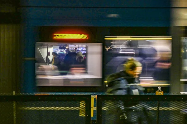 Stockholm, İsveç Noel alışverişçileri Liljeholmen tramvay durağında
