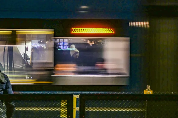 Stockholm, İsveç Noel alışverişçileri Liljeholmen tramvay durağında