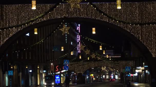 Estocolmo Suecia Kungsgatan Por Noche Durante Navidad — Vídeo de stock