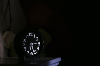 Komodinin üzerindeki çalar saat..