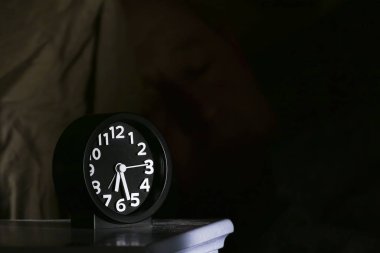 Komodinin üzerindeki çalar saat..