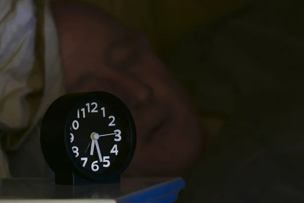 Sebuah Jam Alarm Meja Samping Tempat Tidur — Stok Foto