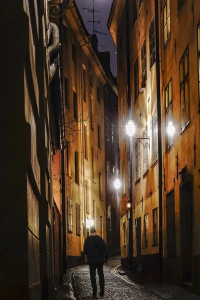 Estocolmo Suécia Homem Caminha Cidade Velha Gamla Stan — Fotografia de Stock