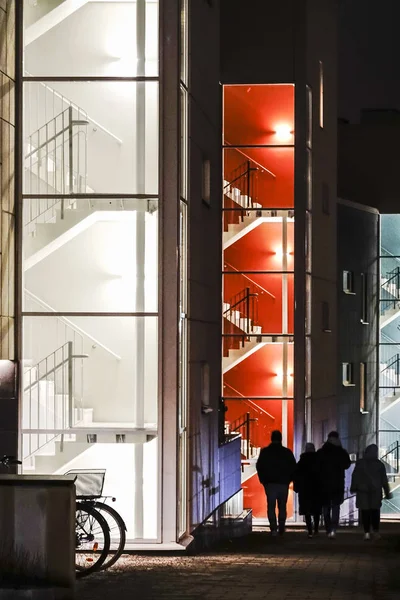 Стокгольм Швеция Люди Гуляющие Недавно Построенных Многоэтажных Домах Микрорайоне Нюхов — стоковое фото