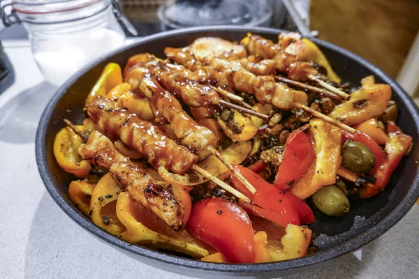 Stockholm Sweden Home Made Stir Fry Chicken Skewers Peppers Olives — Stock Photo, Image