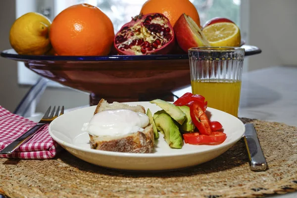 Œuf Poché Avec Pain Avocat Des Poivrons Dans Une Assiette — Photo