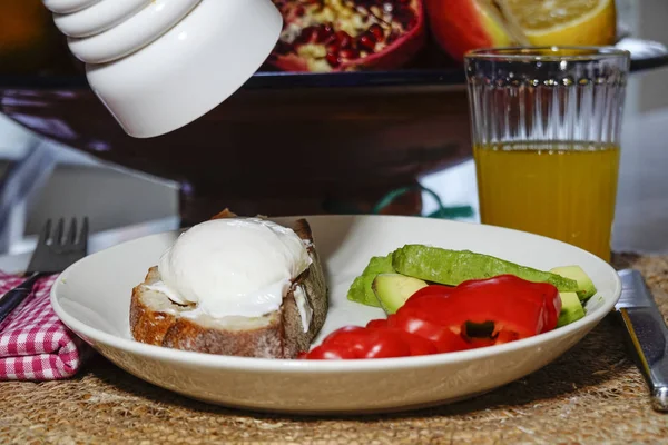 Ein Pochiertes Mit Brot Avocado Und Paprika Auf Einem Teller — Stockfoto