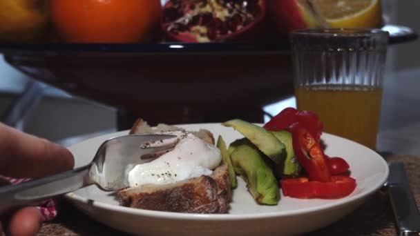 Poached Egg Bread Avocado Peppers — Stock Video