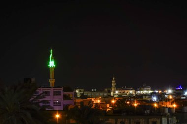 Siwa Oasis, Mısır, Şehir ve cami gece görüşü.