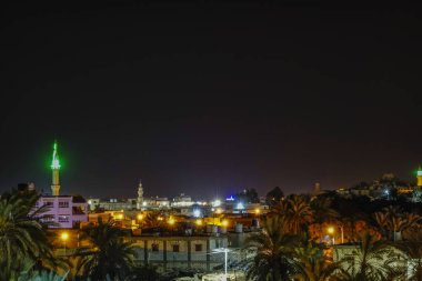 Siwa Oasis, Mısır, Şehir ve cami gece görüşü.