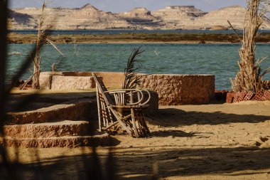 Siwa Oasis, Mısır. Aftnas Gölü 'nün kenarında güneş sandalyeleri..