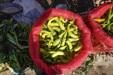 Siwa Oasis, Mısır Haftalık Cuma sabahı pazarında bir sepet kırmızı biber.