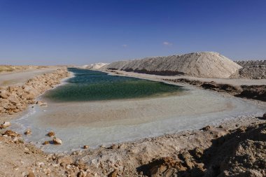 Siwa Oasis, Mısır ihracat için tuz üretmek için kullanılan Siwa tuz gölleri.