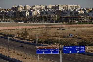 Kahire, Mısır Şehrin girişinde bir otoyol.