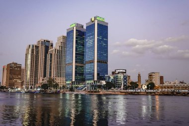 Kahire, Mısır, günbatımında Skyline ve Nil nehri..