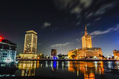 Kahire, Mısır, gece Skyline ve Nil nehri.