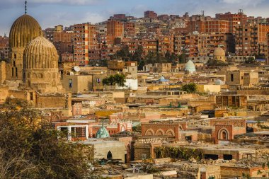 Kahire, Mısır, Mansheya Nasir 'in batan güneşi altındaki mahallesi..